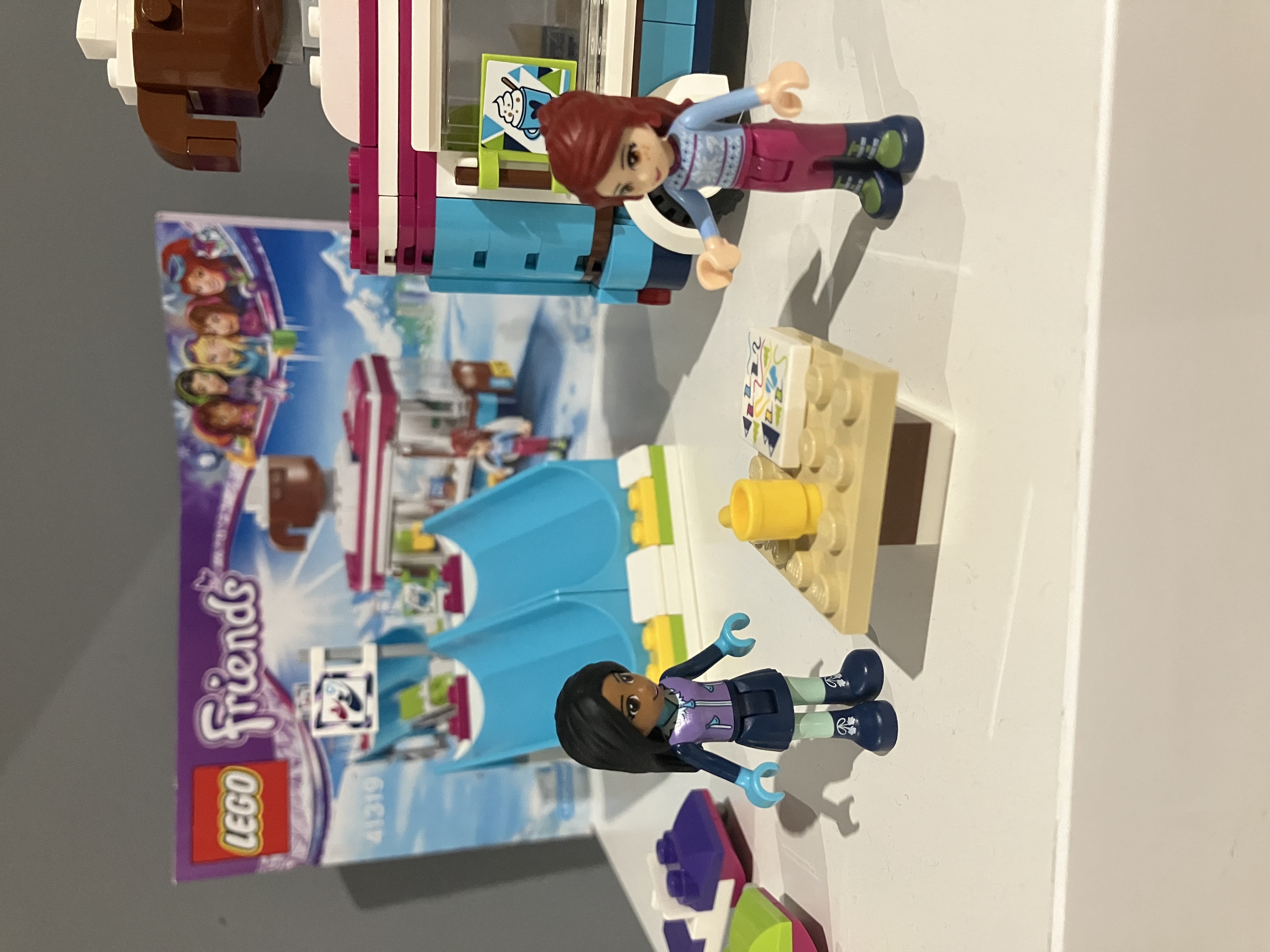 LEGO® Friends 41319 Dodávka s horkou čokoládou v zimním středisku